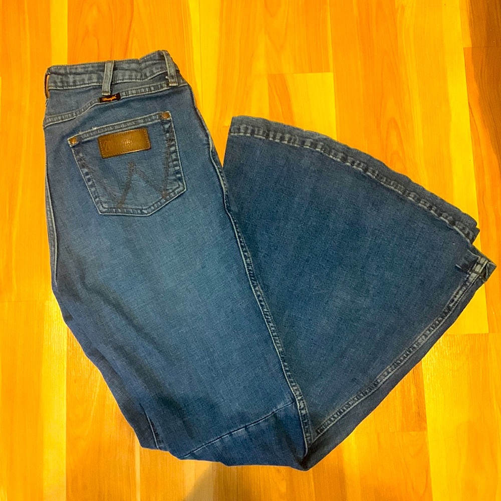 THE WRANGLER RETRO JEAN: WOMEN'S HIGH RISE TRUMPET FLARE IN WHITLEY